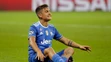 Kanonier Juventusu Psulo Dybala sedí na trávniku v Lyone počas duelu LM.