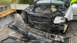 Auto zostalo visieť na mostnom debnení pri Veľkých Bierovciach.