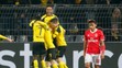 Pierre-Emerick Aubameyang (v strede) z Dortmundu oslavuje svoj gól v odvete osemfinále LM proti Benfice s Ousmanem Dembélém (vľa