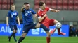 Daler Kuzjajev (vpravo) a Róbert Mak bojujú o loptu v kvalifikačnom zápase MS.