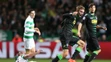 Scott Brown (na zemi) zo Celticu fauluje Mahmouda Dahouda z Monchengladbachu