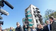 Prezidentka SR Zuzana Čaputová (tretia sprava) a český prezident Petr Pavel (druhý zľava) si prezerajú mesto Boroďanka v Kyjevskej oblasti.