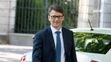 Minister kultúry Marek Maďarič prichádza peši na Úrad vlády.