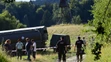 Na snímke policajti vyšetrujú na mieste havarovaného vojenského vrtuľníka, ktorý sa zrútil pri obci Hradisko.