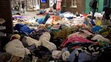 Migranti nocujú na železničnej stanici v severonemeckom Flensburgu.