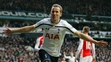 Harry Kane oslavuje druhý gól do siete Arsenalu.