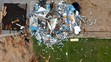 Trosky po vyčíňaní tornáda v Michigane.
