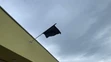 Na internáte vyvesili čiernu vlajku