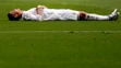 Portugalský futbalový útočník Realu Cristiano Ronaldo leží na ihrisku v zápase španielskej ligy.