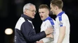 Tréner Leicesteru Claudio Ranieri ďakuje svojim hráčom Jamiemu Vardovy (v strede) a Andymu Kingovi (vpravo).