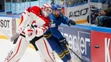 Švéd Mattias Ritola (vpravo) a kanadský brankár Cam Talbot bojujú o puk pri mantineli vo štvrťfinále MS v Rusku.