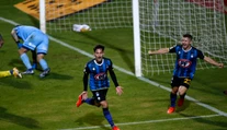 VIDEO: Futbalista skolaboval priamo na ihrisku, zápas predčasne ukončili. Spoluhráči sa neubránili slzám