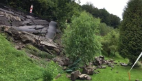V obci Čavoj sa zosunula časť cesty. Sutiny skončili v rodinnom dvore