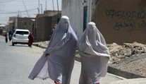 Ďalšia rana pre afganské ženy. Taliban im napriek sľubom opäť okliesnil práva