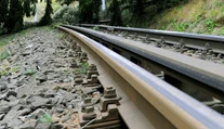 Pri Liptovskej Teplej sa vykoľajil rušeň, dopravu prerušili