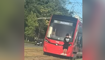 VIDEO: Viezol sa na kapote bratislavskej električky. Po hazardérovi teraz pátra polícia