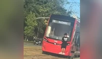 VIDEO: Viezol sa na kapote bratislavskej električky. Po hazardérovi teraz pátra polícia