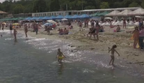 Chuť užiť si leto je silnejšia ako strach z mín. V ukrajinskej Odese otvorili mestské pláže