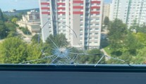 Rodine v Bratislave niekto prestrelil okno. Polícia ich šokovala s verziou, že dieru mohol vyďobať vták