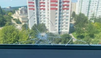 Rodine v Bratislave niekto prestrelil okno. Polícia ich šokovala s verziou, že dieru mohol vyďobať vták