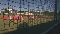 Hoci sa sezóna letných táborov už začala, mnohé sú poloprázdne. Rodičom prekáža jedna vec