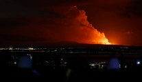 VIDEO: Na Islande vybuchla obávaná sopka. Valia sa z nej prúdy lávy, z ktorej stúpa dym