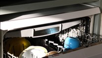 Umývačka riadu sa neoplatí každému. Kedy je lacnejšie umývať riad v rukách?