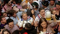 Začalo sa pivné šialenstvo. Oktoberfest otvoril svoje brány