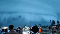 VIDEO: Zábery ako z katastrofického filmu. Na indické mesto sa valila cunami z oblakov