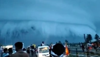 VIDEO: Zábery ako z katastrofického filmu. Na indické mesto sa valila cunami z oblakov