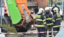 Tragédia v Česku. Smetiari si nevšimli muža v koši, auto ho rozdrvilo