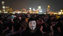 V Hongkongu platí zákaz nosenia masiek. Obvinili prvých dvoch demonštrantov