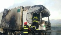 Tragická nehoda na R3: Kamión po náraze do auta zachvátili plamene