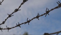 Ostnatý drôt v záhrade. V najzápadnejšej obci stále nájdeme stopy po totalite