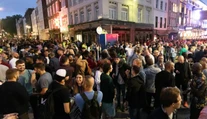 VIDEO: Británia otvorila cez víkend bary, reštaurácie i kiná. Pozrite sa na to šialenstvo