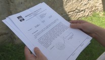 Keď začne hrať hudba, roztancuje sa im nábytok. Rodinu, ktorá býva vedľa nočného klubu, terorizuje hluk