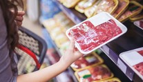 Viete správne čítať obaly? Vysvetlíme vám, ako zistíte dôležité informácie o mäse, ktoré kupujete