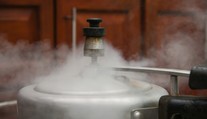 Dievča (†3) spadlo do vriaceho kotla s kari. Kuchár počas nešťastia počúval hudbu