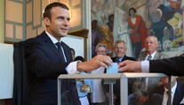 Macron získal v parlamentných voľbách jasnú väčšinu
