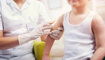 Prvá farmaceutická spoločnosť oznámila, že jej vakcína je účinná a bezpečná aj u detí