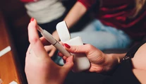 Ochutený nahrievaný tabak je od dnešného dňa zakázané predávať v celej EÚ. Slovensko zákaz zatiaľ obišlo