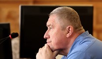 Dušan Kováčik opäť pred súdom: Cez telemost majú vypovedať expolicajti Kaľavský aj Kučerka