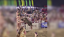 VIDEO: Zábava na rodeu sa mohla skončiť tragicky. Býk preskočil plot a namieril si to medzi ľudí