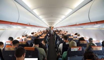 VIDEO: Dobýjal sa do kokpitu a kričal, že je lepší pilot. Kvôli agresívnemu mužovi museli na polceste všetci vystúpiť