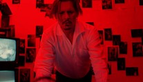 Veď toto už je porno. Johnny Depp si vo videoklipe užíva trojku