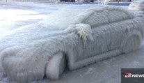 Takto zamrznuté auto by ste oškrabávať nechceli