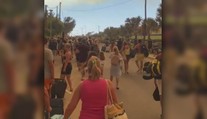 Turisti utekajúci z Rodosu sa možno dočkajú batožín. Niektorým našli nepoškodené kufre aj na pláži