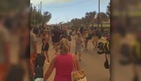 Turisti utekajúci z Rodosu sa možno dočkajú batožín. Niektorým našli nepoškodené kufre aj na pláži