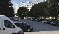 Žilina na sídlisku Hájik začína so spoplatnením parkovania. Miestni sa búria, podľa nich to nie je fér