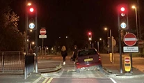 Vodiči v Británii sa sťažujú na cestné pasce, ktoré ničia autá. Úrady opatrenie obhajujú